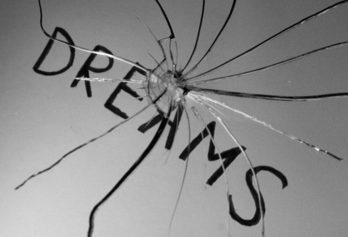 Крушение надежд. Разрушение мечты. Разбитые мечты. Надпись на разбитом стекле. Так разбиваются мечты.